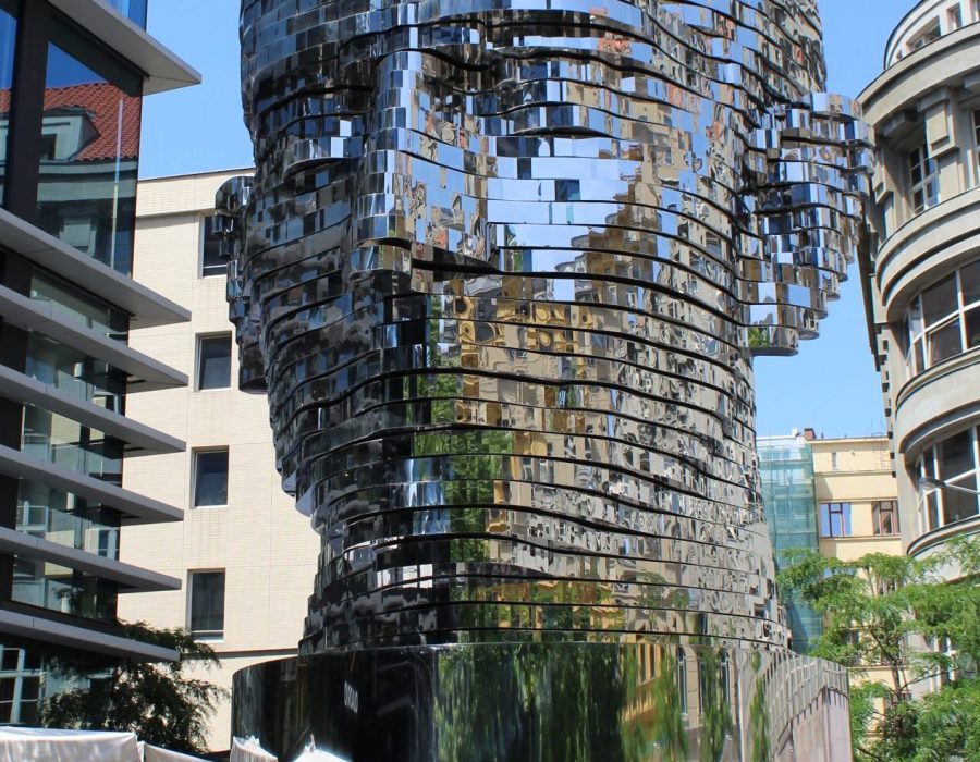 Het zilveren beeld van Kafka’s hoofd door David Cerny op het Spalenaplein