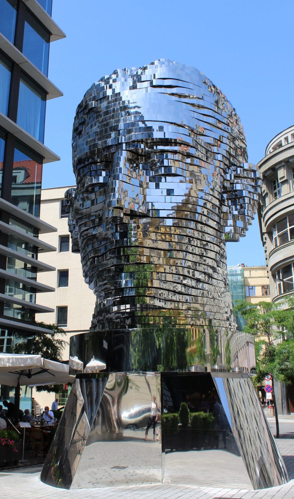 Het zilveren beeld van Kafka’s hoofd door David Cerny op het Spalenaplein