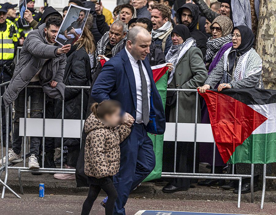 Nederland , Amsterdam , Plantage Middenlaan 27 en Waterlooplein , wibautstraat.10 maart 2024 .
10032024.
Demonstraties rond en om de opening van het Holocaust Museum door willem Alexander , Rutte en Yitshak  Herzog .
Verhaal Marcel Vink .
Foto Amaury Mill
