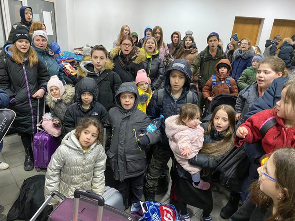 Honderd-Joodse-weeskinderen-in-het-Roemeense-Siret.-Inmiddels-zijn-ze-allemaal-aangekomen-in-Israel