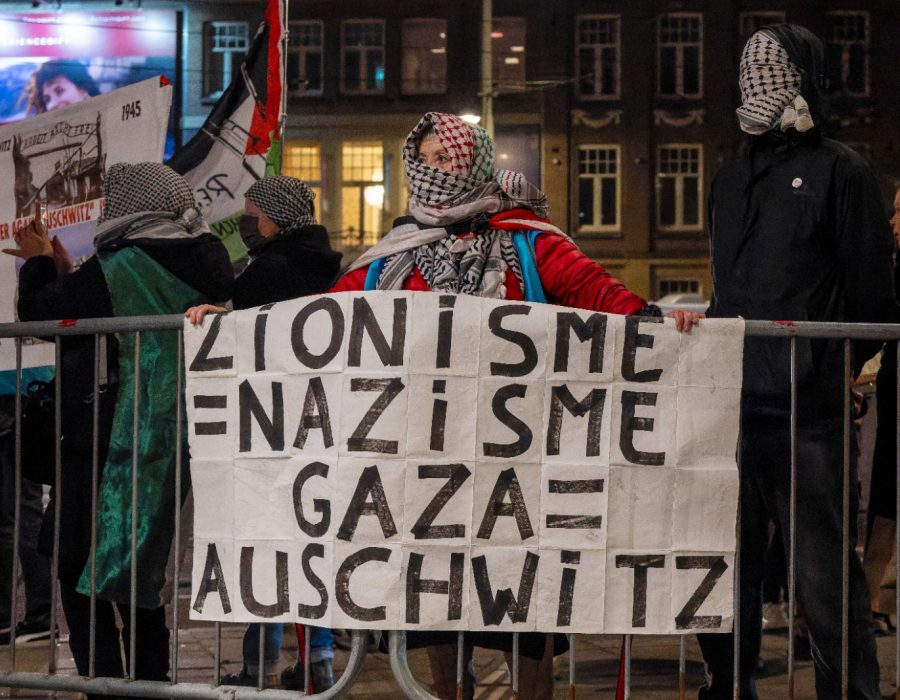 Antisemitische activisten bij de demonstratie tegen het Chanoekaconcert in Amsterdam op 14 december - Foto: Bernard Blasband