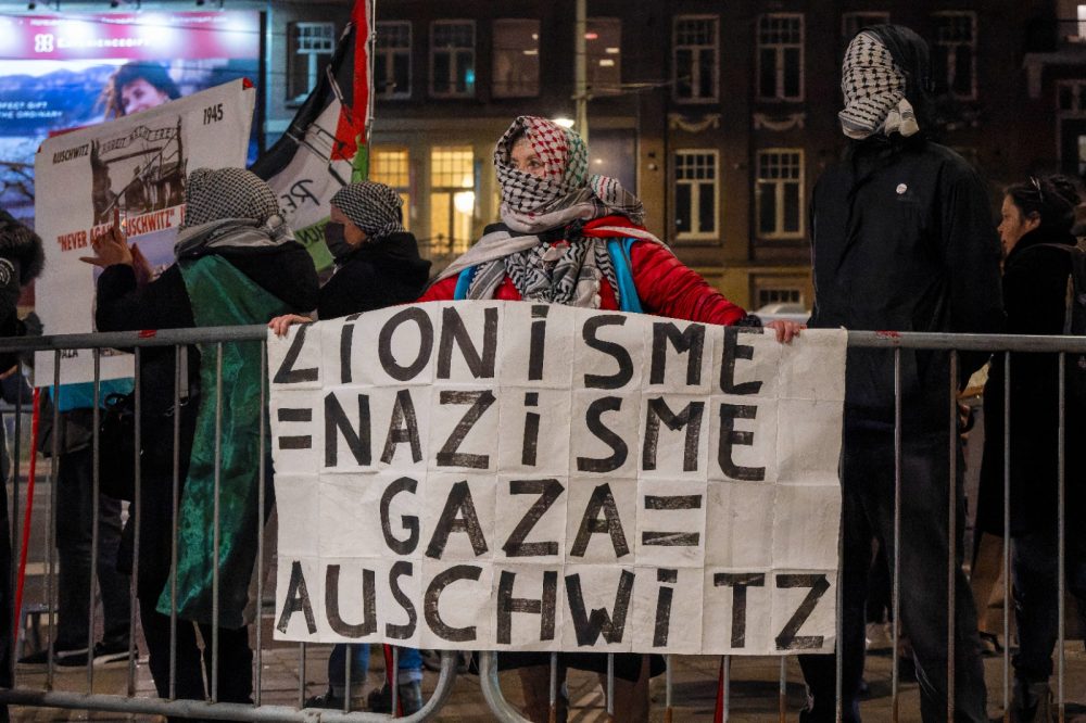 Antisemitische activisten bij de demonstratie tegen het Chanoekaconcert in Amsterdam op 14 december - Foto: Bernard Blasband