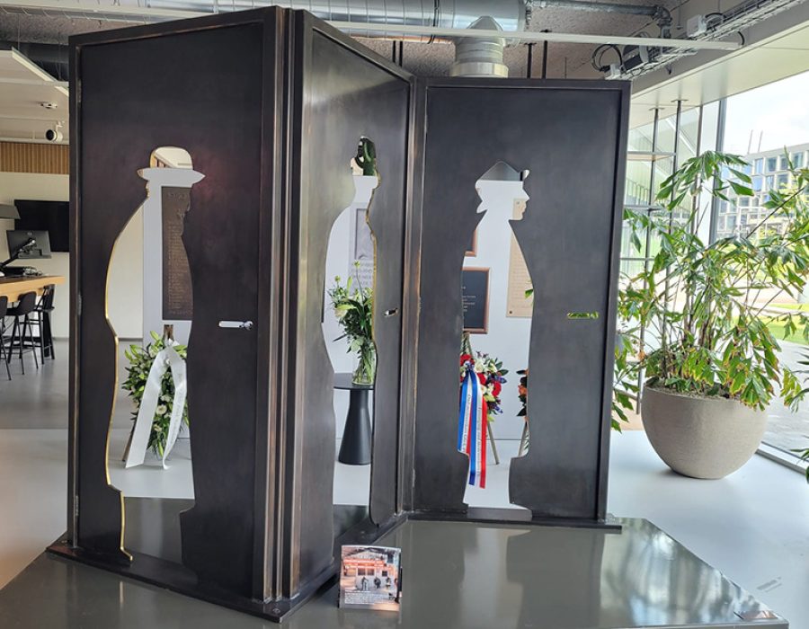 Het monument 'Fantoompijn' in de centrale hal van het ING-hoofdkantoor