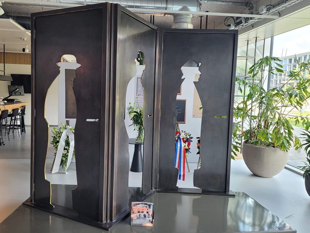 Het monument 'Fantoompijn' in de centrale hal van het ING-hoofdkantoor