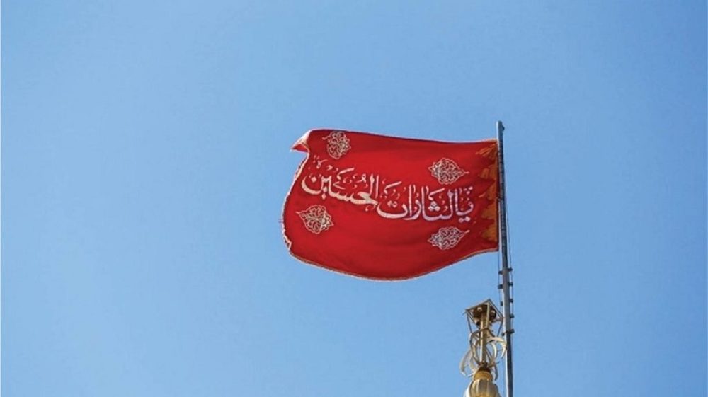 De rode 'vlag van de wraak' boven de Jamkaran-moskee in het Iraanse Qum - X