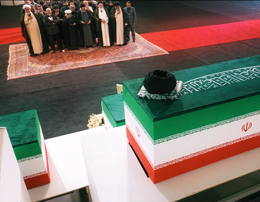 Iraanse en buitenlandse hoogwaardigheidsbekleders nemen afscheid van Ali Khamenei en zijn op 28 februari gedode familieleden.