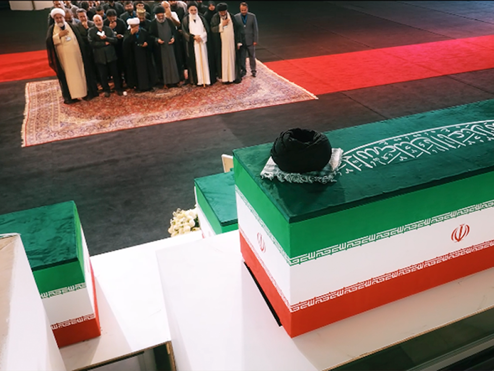 Iraanse en buitenlandse hoogwaardigheidsbekleders nemen afscheid van Ali Khamenei en zijn op 28 februari gedode familieleden.
