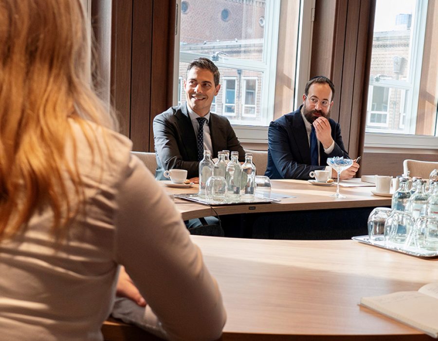 Studentenrabbijn Yanki Jacobs (l) in overleg met Rob Jetten in Den Haag