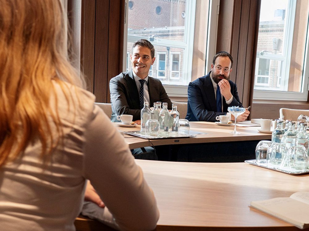 Studentenrabbijn Yanki Jacobs (l) in overleg met Rob Jetten in Den Haag