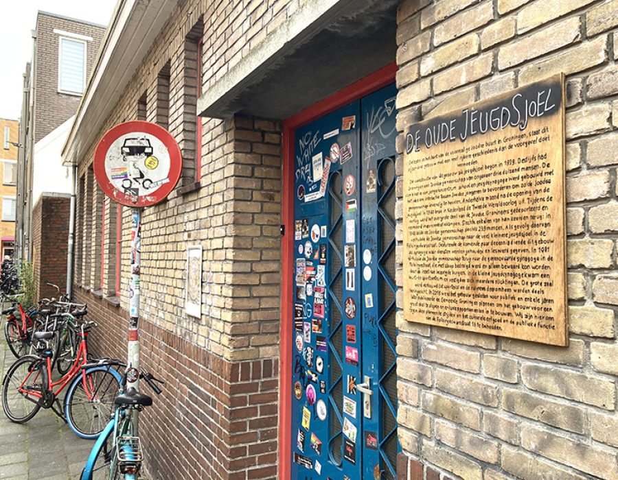 De gekraakte voormalige Jeugdsjoel in Groningen, nu het honk van 'Groningen for Palestine'. Foto: Ruben Gischler