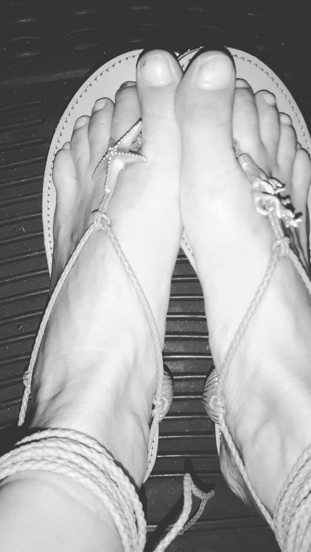Jewcy_De-voeten-van-Bar-Refaeli-op-WikiFeet