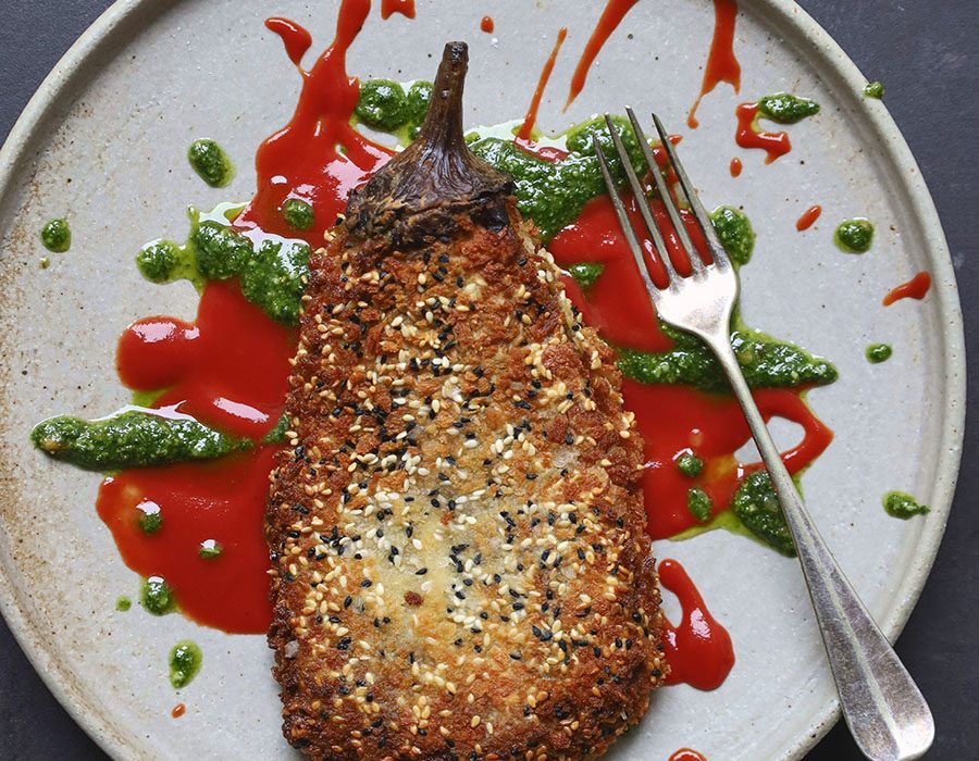 Jigal-Auberginekroket-met-tomatensaus-en-pesto-foto-Jigal-Krant