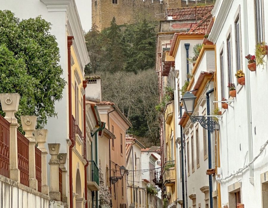 Joodse straat tomar 2 Boven de pittoreske straatjes van Tomar torent het Convent van Christus uit