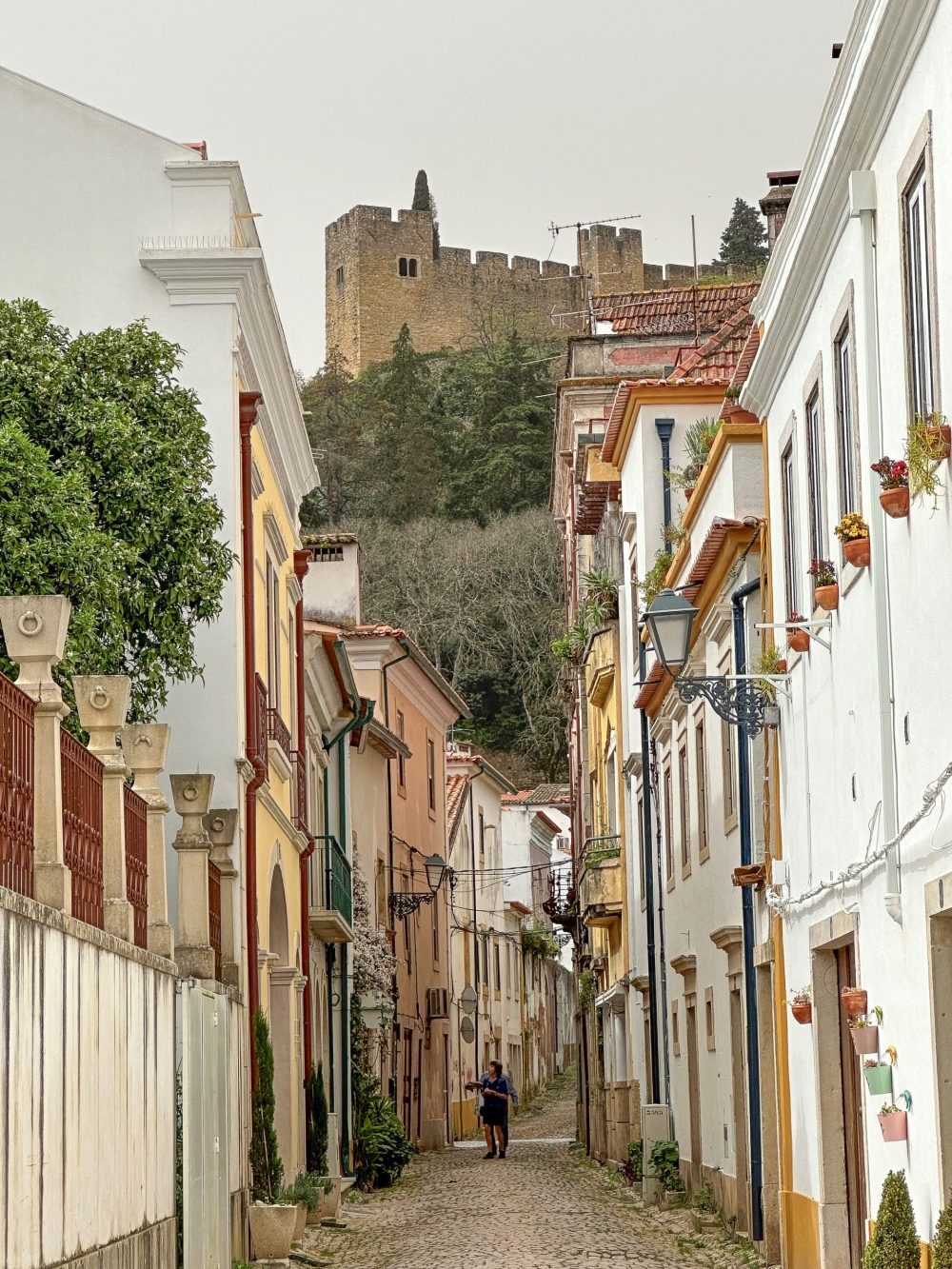 Joodse straat tomar 2 Boven de pittoreske straatjes van Tomar torent het Convent van Christus uit