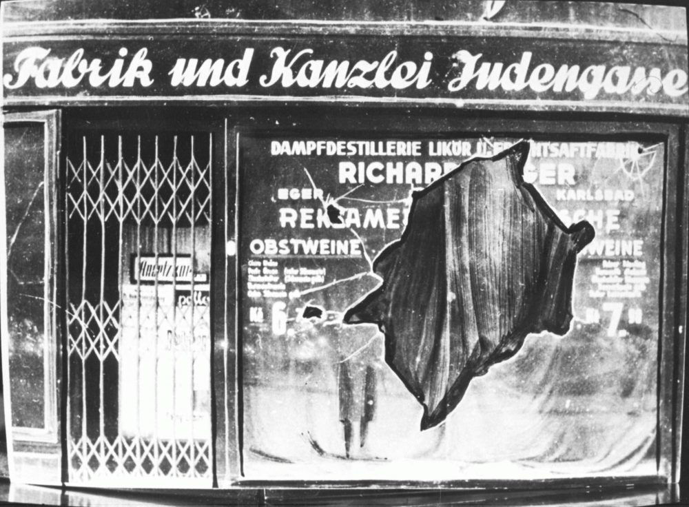Kristallnacht_ruit_duitsland_NIOD