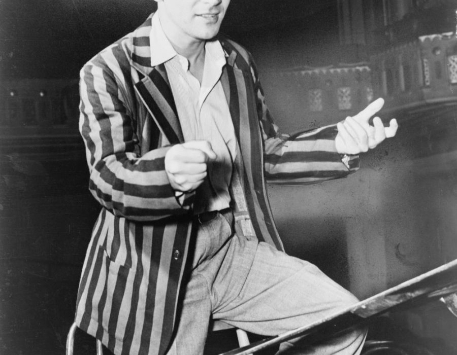 Bernstein op 27-jarige leeftijd. Zijn reputatie als dirigent is dan al gevestigd FOTO: Wikimedia Commons