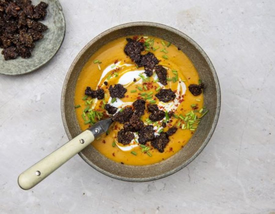 Linzensoep-met-croutons-van-gefrituurd-roggebrood1