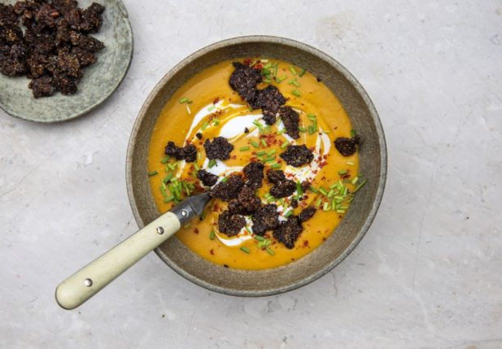 Linzensoep-met-croutons-van-gefrituurd-roggebrood1