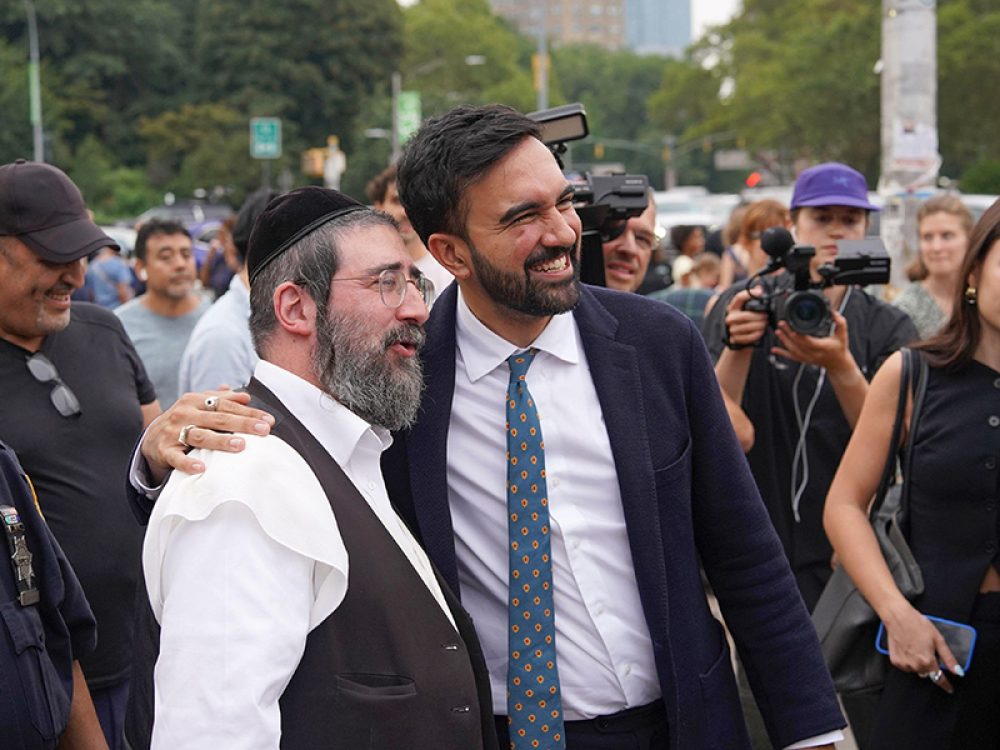 Zohran Mamdani poseert met een Joodse New Yorker in Brooklyn tijdens de verkiezingscampagne. Foto: Derek French/UPI I/Alamy Live News