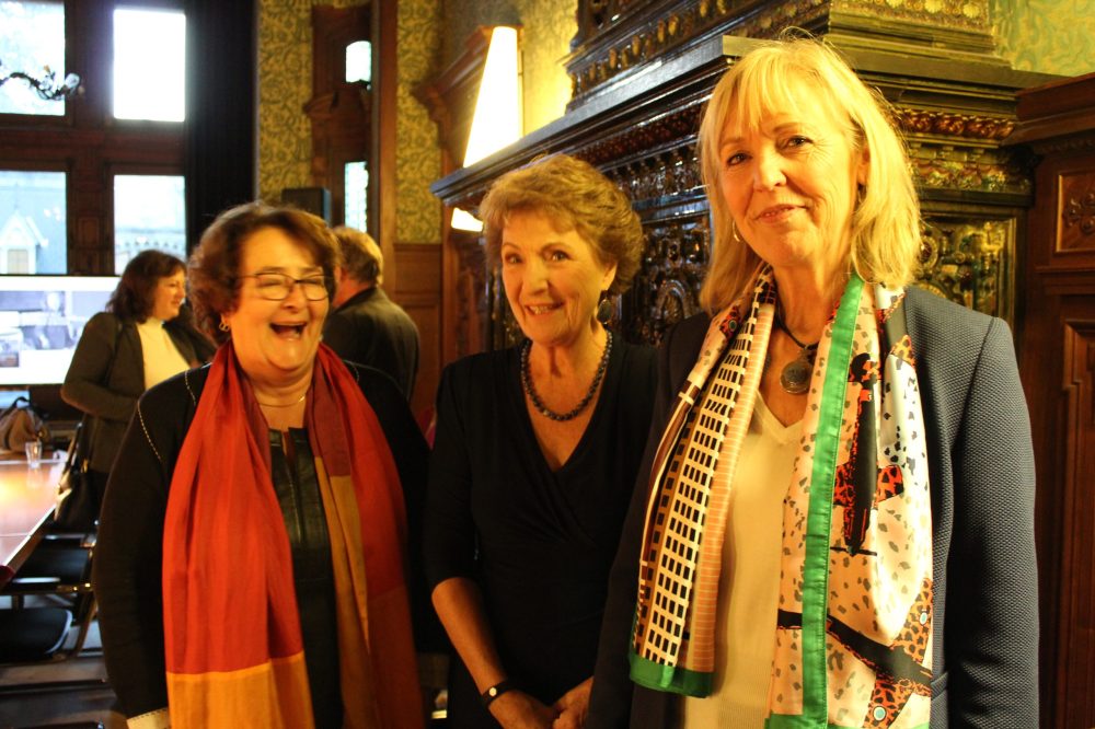 NIOD-onderzoekster-Regina-Gruter-erevoorzitter-van-het-Rode-Kruis-prinses-Margriet-en-voorzitter-Inge-Brakman-na-afloop-van-de-besloten-presentatie-van-het-rapport.