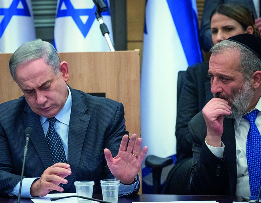 Hoewel Shasleider Aryeh Deri (r) uit Netanyahu’s regering is gestapt, blijft hij die in het zadel houden. Quid pro quo: de premier zal er alles aan doen de dienstplicht voor de charediem te torpederen. Foto: Flash90