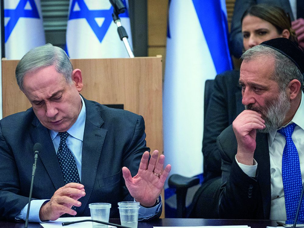 Hoewel Shasleider Aryeh Deri (r) uit Netanyahu’s regering is gestapt, blijft hij die in het zadel houden. Quid pro quo: de premier zal er alles aan doen de dienstplicht voor de charediem te torpederen. Foto: Flash90