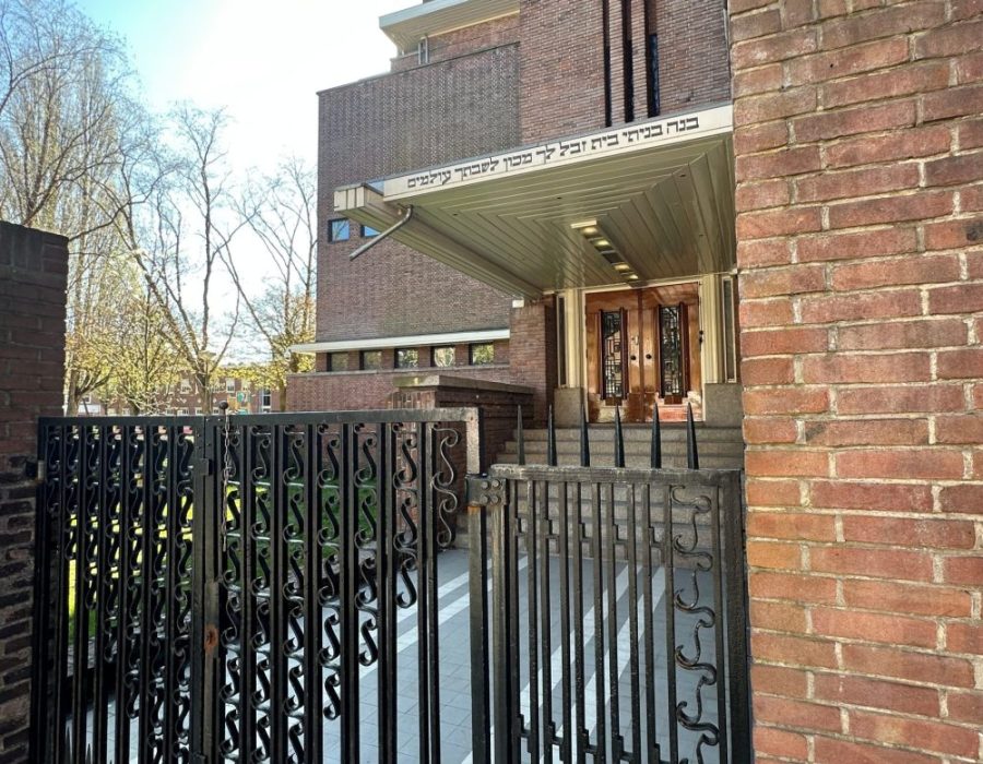 De entree van de Rav Aron Schustersynagoge in de Obrechtstraat, Amsterdam-Zuid    Esther Voet