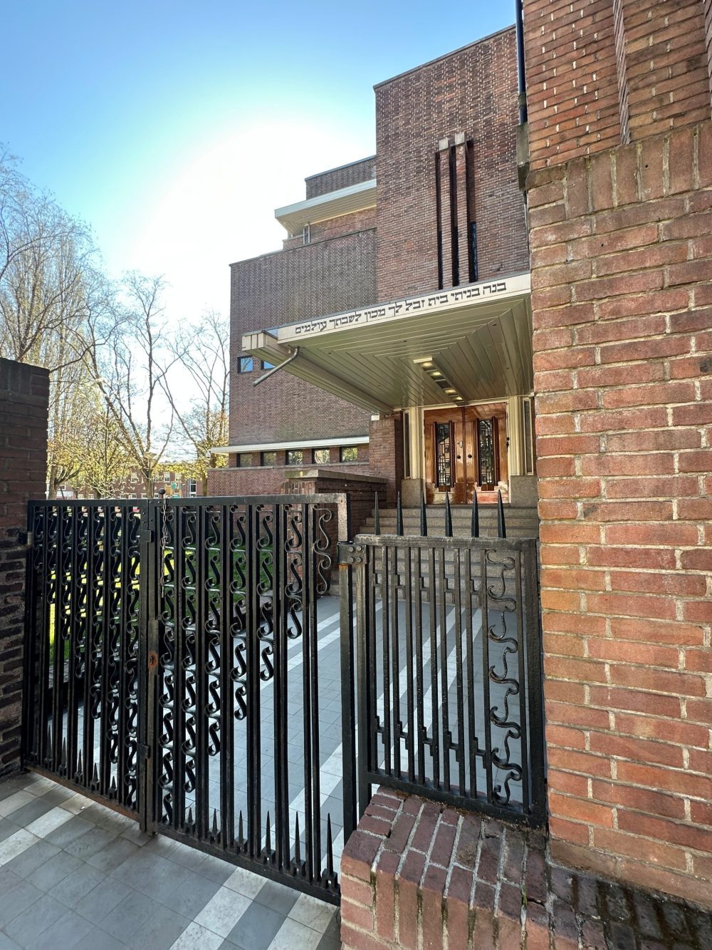 De entree van de Rav Aron Schustersynagoge in de Obrechtstraat, Amsterdam-Zuid    Esther Voet