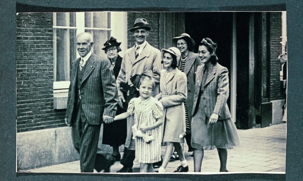 Otto-en-Anne-Frank-temidden-van-andere-gasten-op-de-ochtend-van-het-huwelijk-van-Miep-en-Jan-Gies-16-juli-1941.-Foto-Anne-Frank-Stichting