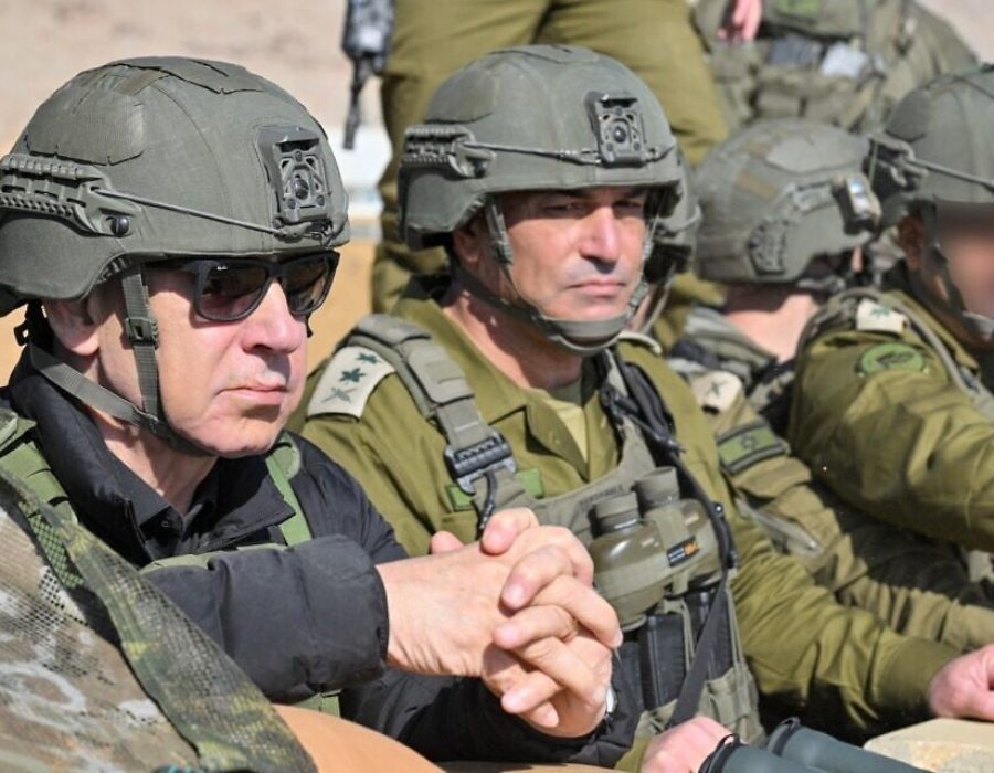 Premier Benjamin Netanyahu bezocht vandaag Israëlische troepen in het zuiden van Syrië. Rechts naast hem: IDF-stafchef Lt.-Gen. Eyal Zamir - Foto: Kobi Gideon/GPO