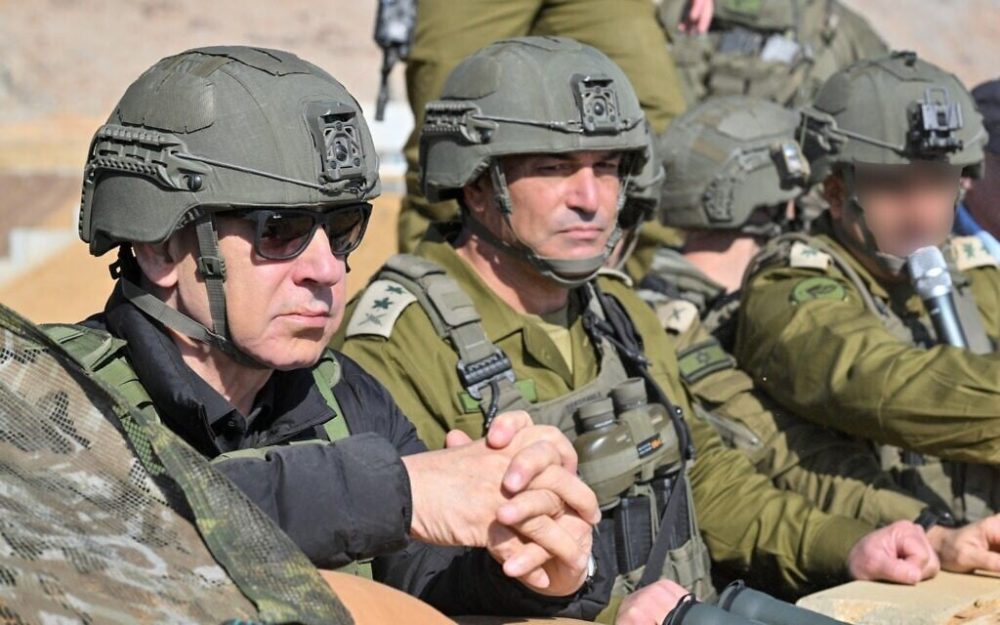 Premier Benjamin Netanyahu bezocht vandaag Israëlische troepen in het zuiden van Syrië. Rechts naast hem: IDF-stafchef Lt.-Gen. Eyal Zamir - Foto: Kobi Gideon/GPO