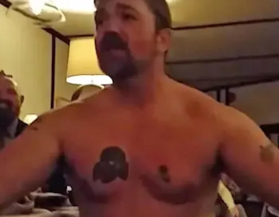 Senaatskandidaat Graham Platner met zijn nazi-tatoeage - Screenshot X