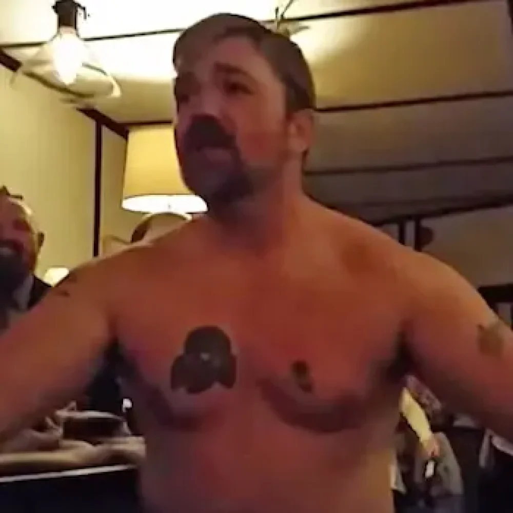 Senaatskandidaat Graham Platner met zijn nazi-tatoeage - Screenshot X