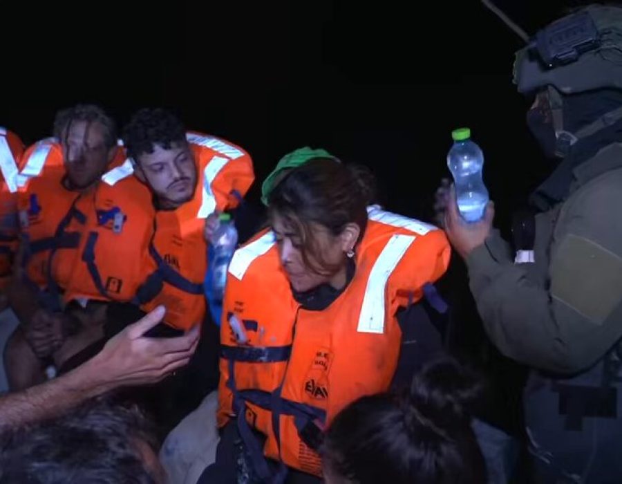 Een Israëlische commando deelt flesjes water uit aan de opvarenden van de 'Gazavloot' - X