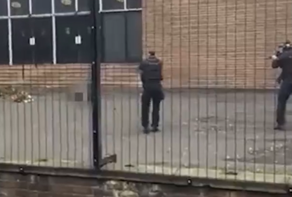 Screenshot van Britse politiemannen nadat zij de aanslagpleger neergeschoten hebben