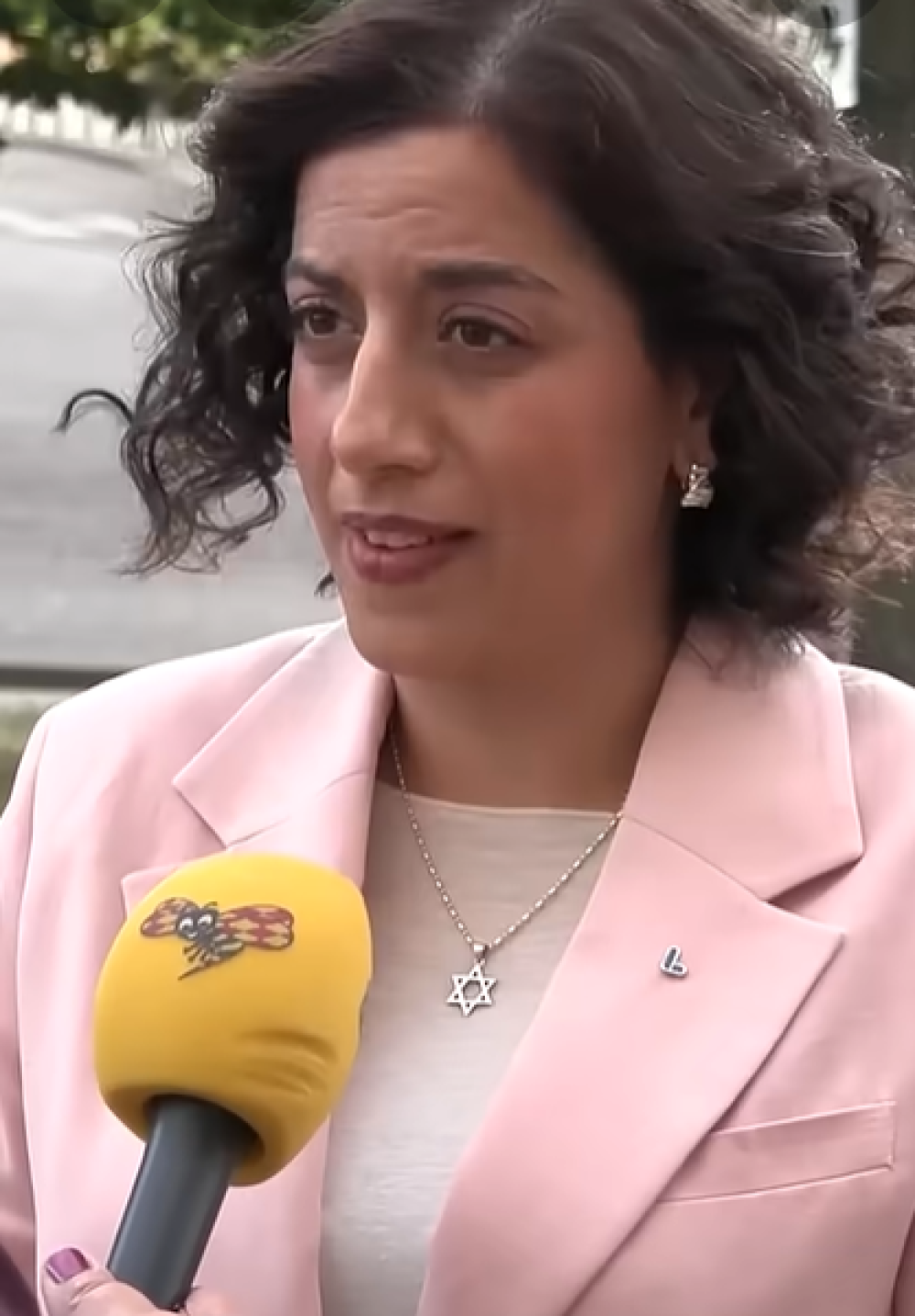 Simona Mohamsson met davidster - Screenshot YouTube