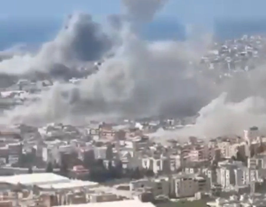Rookwolken stijgen op boven Beiroet na de zwaarste Israëlische luchtaanvallen op Libanese terroristen tot nu toe - Screenshot X