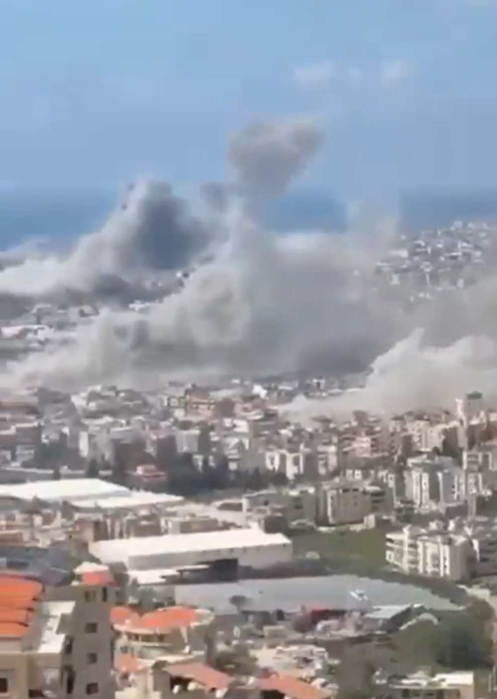 Rookwolken stijgen op boven Beiroet na de zwaarste Israëlische luchtaanvallen op Libanese terroristen tot nu toe - Screenshot X
