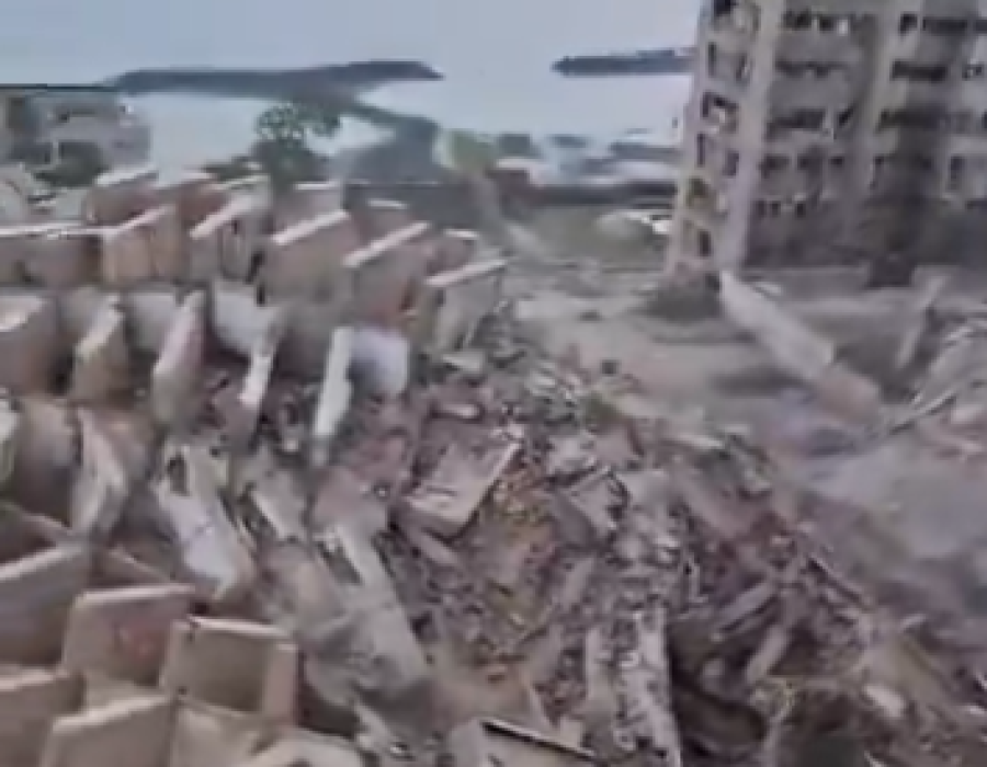 Een ingestort gebouw in La Guaira, ten noordwesten van Caracas - Screenshot X