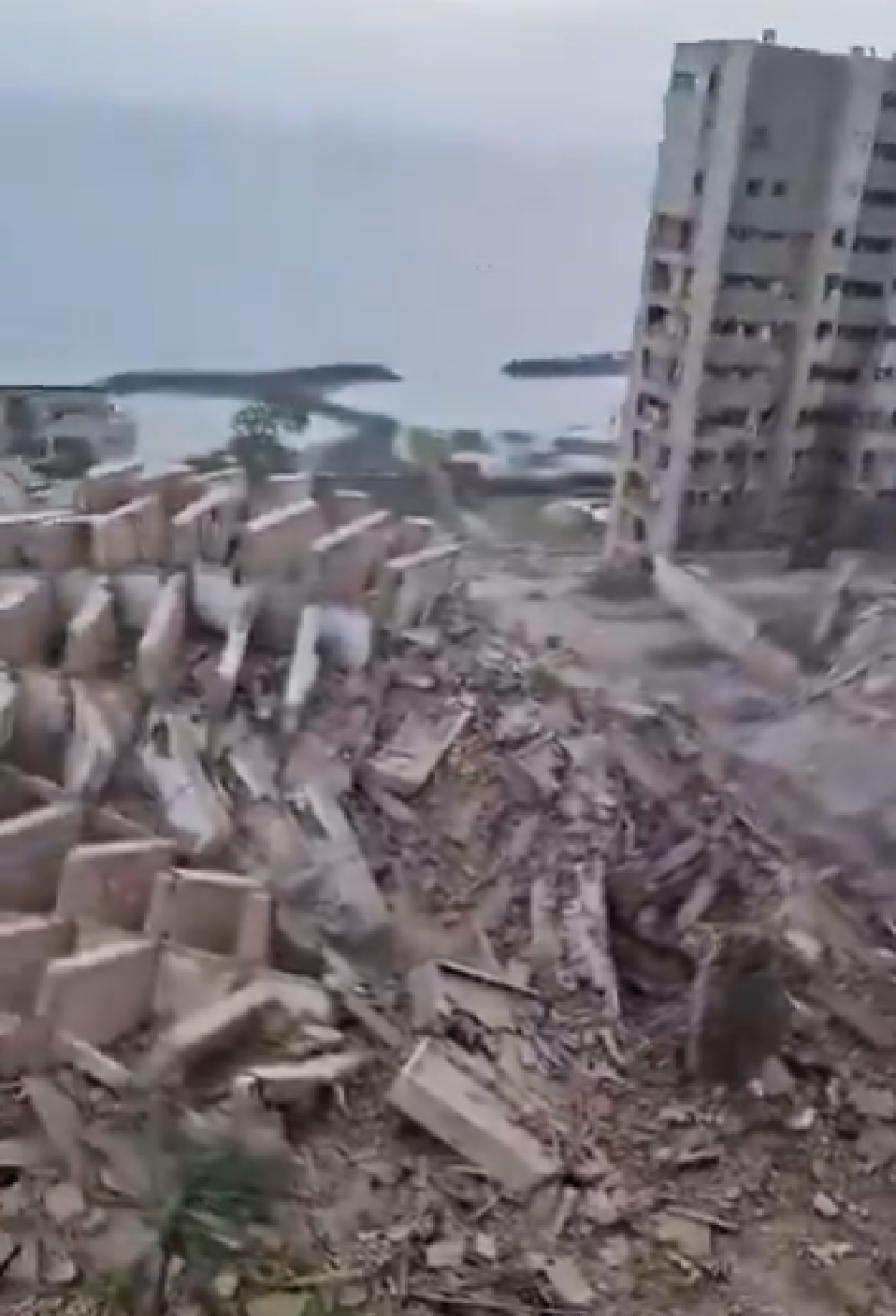 Een ingestort gebouw in La Guaira, ten noordwesten van Caracas - Screenshot X