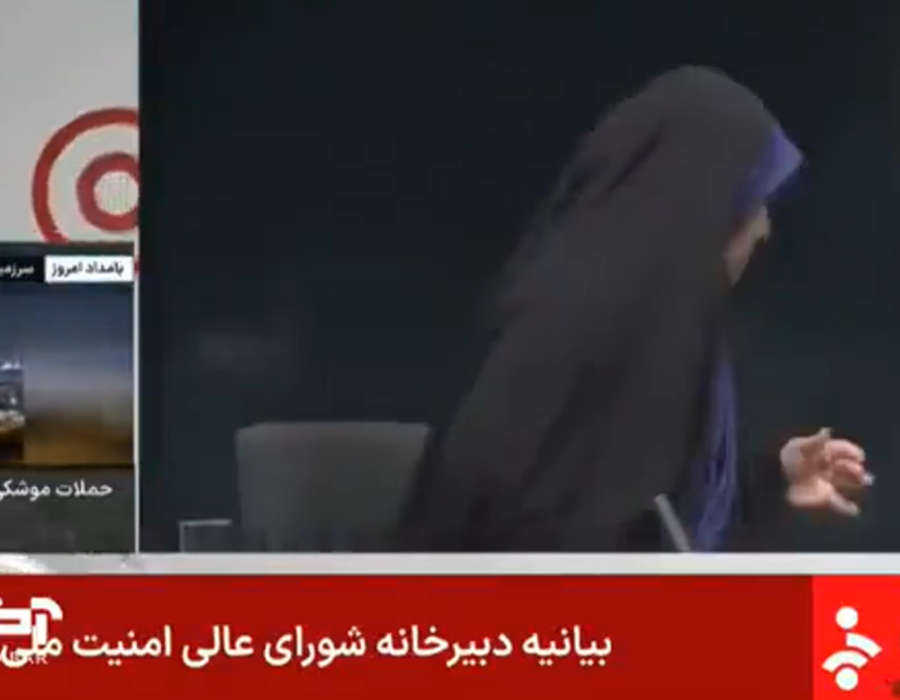 Het moment waarop de studio van de Iraanse staatszender IRIB wordt getroffen door een Israëlische luchtaanval - Screenshot X