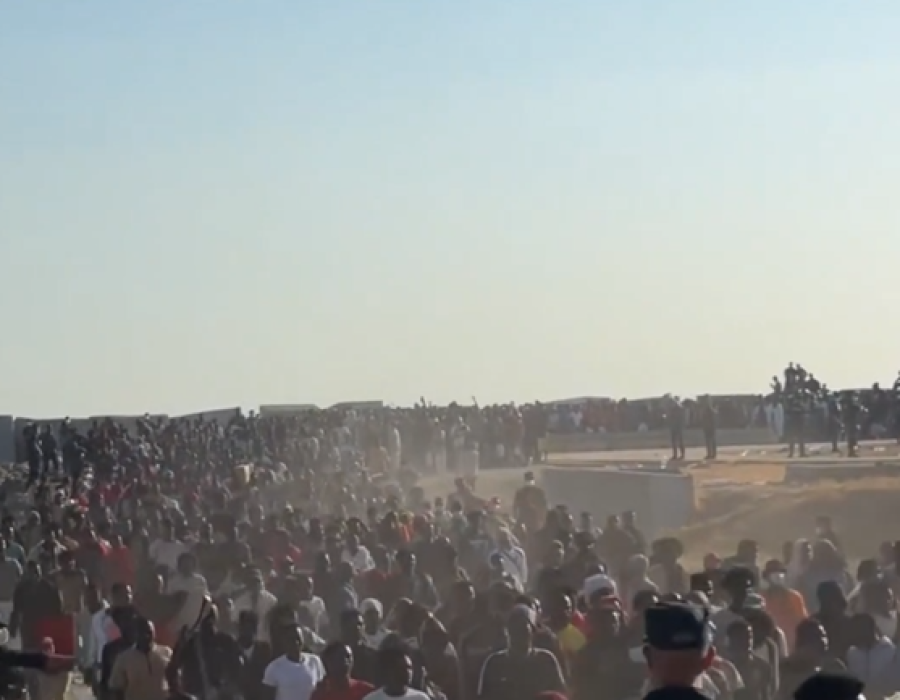 Tienduizenden Afrikaanse migranten bestormden op 30 en 31 juli de grens tussen Marokko en Ceuta - Screenshot X