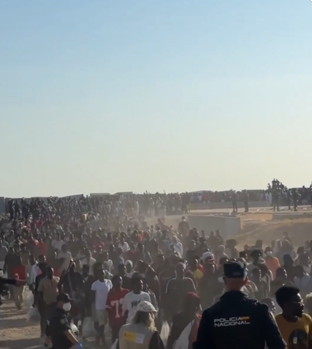 Tienduizenden Afrikaanse migranten bestormden op 30 en 31 juli de grens tussen Marokko en Ceuta - Screenshot X