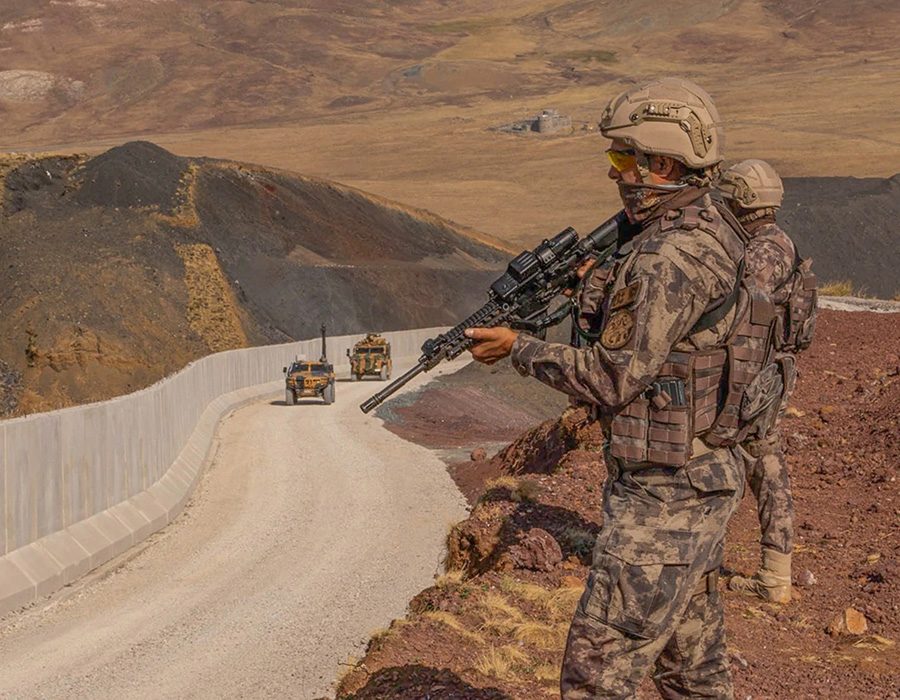 Soldaten bij de Turks-Iraanse grens die in 2021 hermetisch werd afgesloten