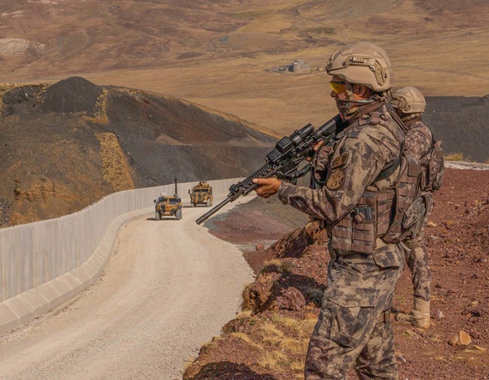 Soldaten bij de Turks-Iraanse grens die in 2021 hermetisch werd afgesloten