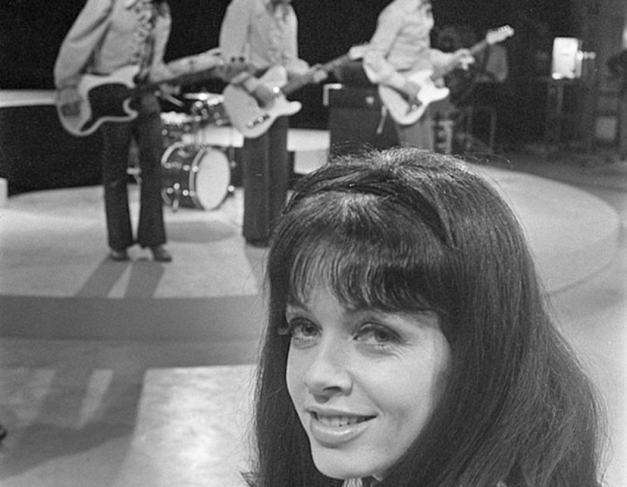 Sonja Barend in 1968, bij de opnames van de muziekshow 'Puntje puntje puntje'