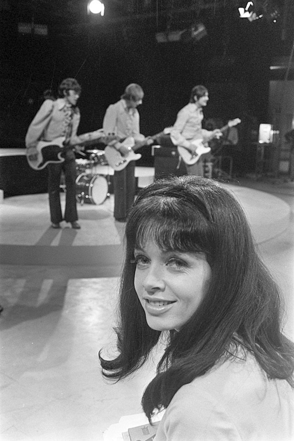 Sonja Barend in 1968, bij de opnames van de muziekshow 'Puntje puntje puntje'