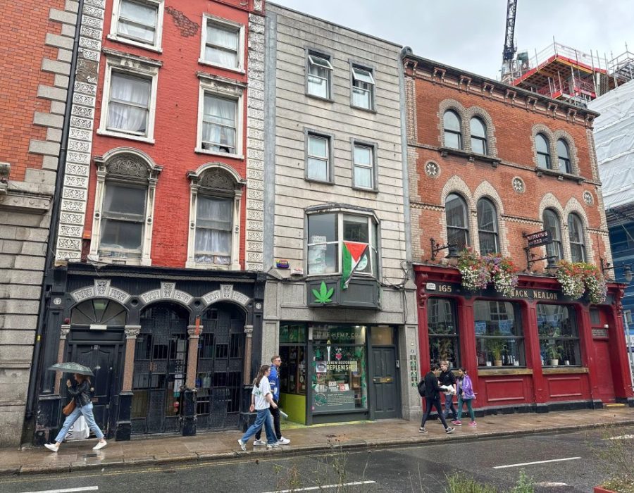 Hier en daar ontwaren we een Palestijnse vlag, maar minder dan in onze hoofdstad