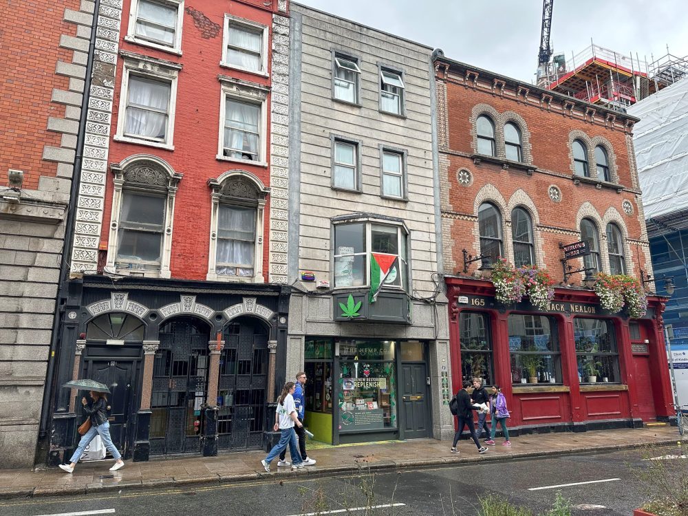 Hier en daar ontwaren we een Palestijnse vlag, maar minder dan in onze hoofdstad