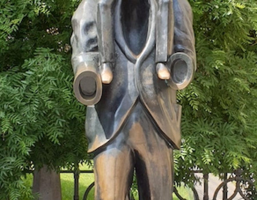 Surrealistisch-beeld-van-Kafka-bij-de-Spaanse-synagoge